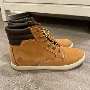 Timberlands. Women’s 8, tan/brown booties.